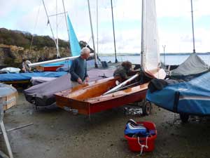Anfrew & Sarah rigging ready for racing
